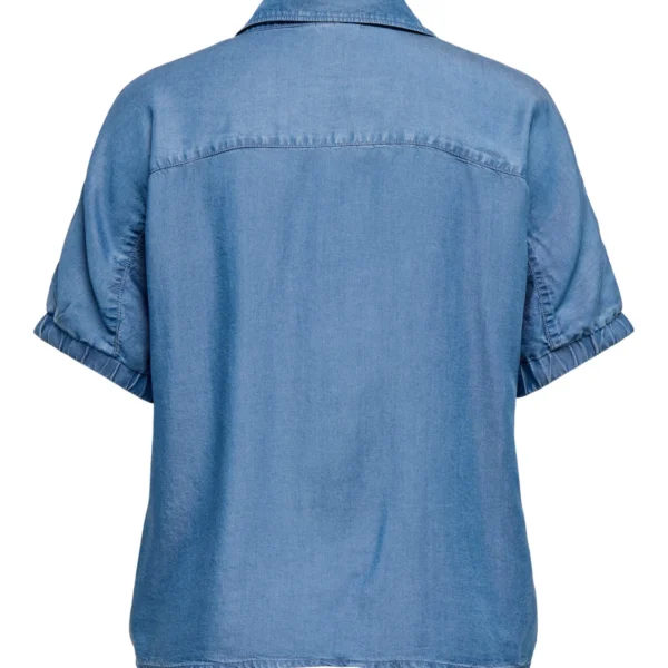 carcharis bluse fra only carmakoma i let lyocell denimlook med v hals fit 1500x1500x80